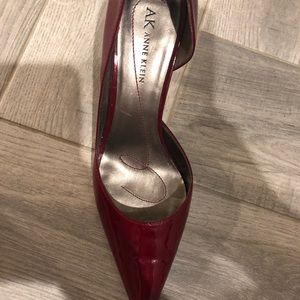 Classy dark red heels 👠